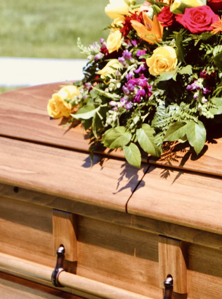 Kista med blommer på från Yonans Begravningsbyrå